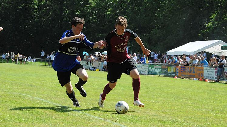 Szene aus dem Spiel des FC Reichenbach (in blau) gegen den FC Geesdorf. Foto: Hopf