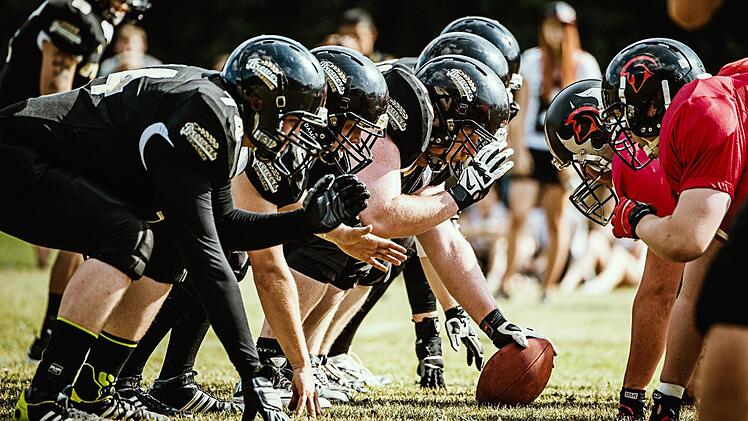Auge in Auge mit dem Gegner. Die Kulmbacher und Schweinfurter Spieler warten, dass es los geht.