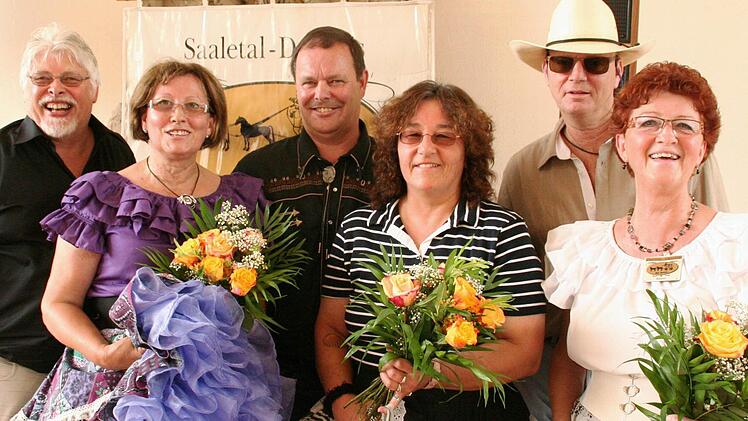 Blumen für von Bürgermeister Wolfgang Back (von links) gab es für die Squaredancerinnen Brigitte Wischang, Petra Edmonds, und Hanni Wolf. Dahinter Vorsitzender Bernd Heinrich (Mitte) und Danny Turnbow.
