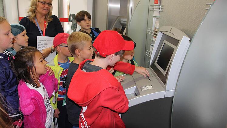 Die Funktion von Geldautomat und Kontoauszugsdrucker erklärte Petra Lerche von der Sparkasse Ostunterfranken den Kindern. Viele von ihnen wussten darüber schon Bescheid.  Foto: Helmut Will