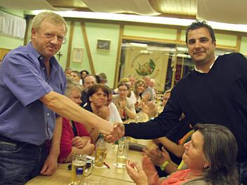 Die beiden Kandidaten Richard Ströbel (links) und Andi Herold geben sich nach der Wahl freundschaftlich die Hand. Fotos: Sonja Adam