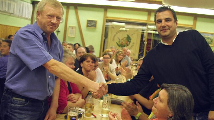 Die beiden Kandidaten Richard Ströbel (links) und Andi Herold geben sich nach der Wahl freundschaftlich die Hand. Fotos: Sonja Adam