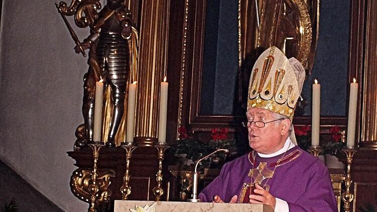 In seiner Predigt ging Bischof Friedhelm u. a. gezielt auf das Leben von St. Nikolaus ein, dem Schutzpatron der Sander Pfarrkirche.