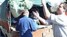 Kolpinger beim Verladen der gesammelten Altkleider.  Foto: Manfred Welker