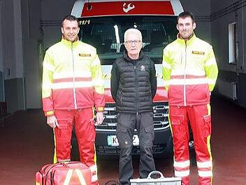 Markus Ullrich von der First-Responder-Gruppe (links) und Hendrik Kenner, Vorsitzender der Freiwilligen Feuerwehr Zeitlofs (rechts), freuen sich &uuml;ber die 1500-Euro-Spende von Gerhard Schell, Veranstalter des Flohmarkts.  Foto: Joachim Weichert