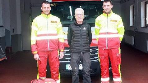 Markus Ullrich von der First-Responder-Gruppe (links) und Hendrik Kenner, Vorsitzender der Freiwilligen Feuerwehr Zeitlofs (rechts), freuen sich &uuml;ber die 1500-Euro-Spende von Gerhard Schell, Veranstalter des Flohmarkts.  Foto: Joachim Weichert
