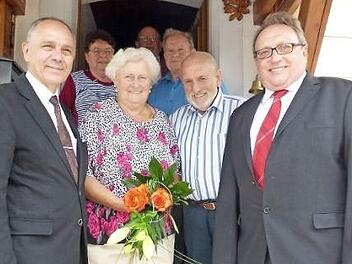 Christa und Oswald Hofmann mit (vorne, von links) Bürgermeister Franz Uome und stellvertretendem Landrat Dieter Schaar sowie (hinten, von links) Marianne, Lothar und Karl-Heinz Hofmann  Foto: Klaus-Peter Wulf