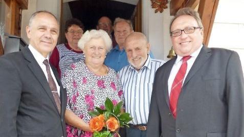 Christa und Oswald Hofmann mit (vorne, von links) Bürgermeister Franz Uome und stellvertretendem Landrat Dieter Schaar sowie (hinten, von links) Marianne, Lothar und Karl-Heinz Hofmann  Foto: Klaus-Peter Wulf