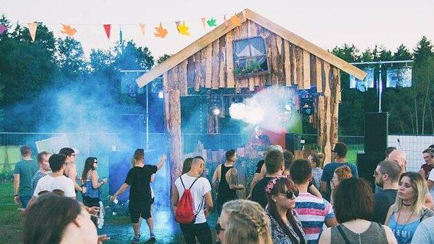 Besucher tanzen auf dem Sommertanz 2016. Heuer geht das kleine Elektromusik-Festival erstmals &uuml;ber ein ganzes Wochenende. Foto: privat/Ronny Vogel
