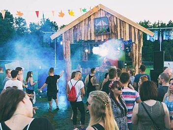 Besucher tanzen auf dem Sommertanz 2016. Heuer geht das kleine Elektromusik-Festival erstmals über ein ganzes Wochenende. Foto: privat/Ronny Vogel