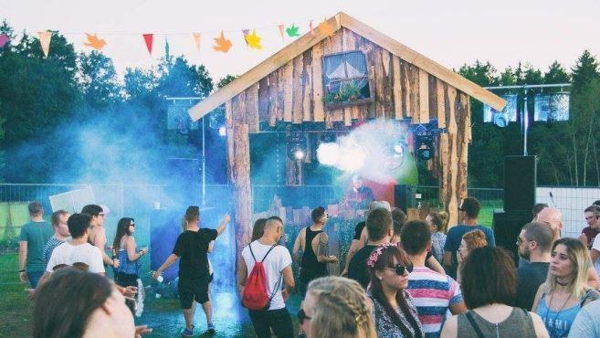 Besucher tanzen auf dem Sommertanz 2016. Heuer geht das kleine Elektromusik-Festival erstmals über ein ganzes Wochenende. Foto: privat/Ronny Vogel