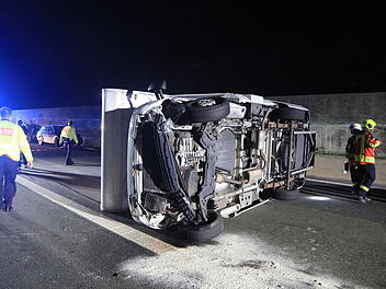 Vollbesetztes Wohnmobil kippt auf die Seite
