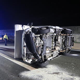 Vollbesetztes Wohnmobil kippt auf die Seite