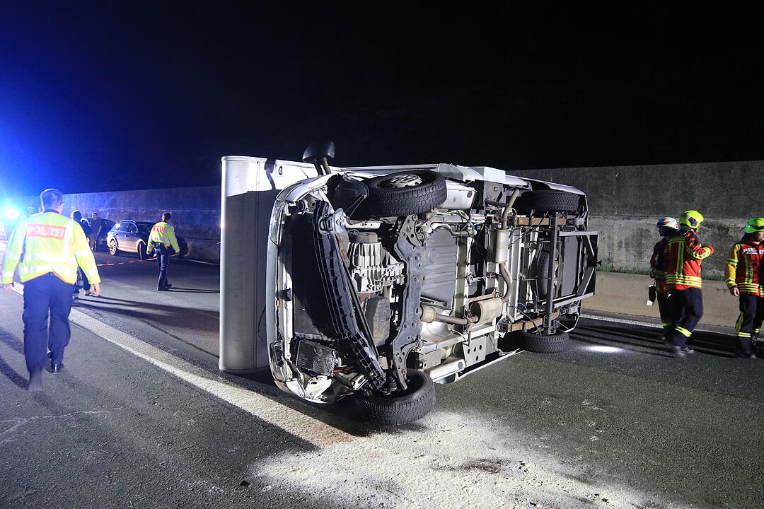 Vollbesetztes Wohnmobil kippt auf die Seite