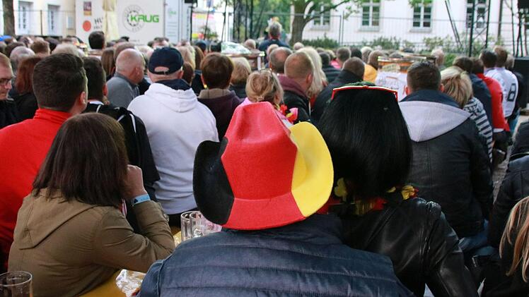 Ein Abend zwischen Hoffen und Bangen - Impressionen vom Publikum Viewing im Coburger Prinzengarten beim WM-Spiel zwischen Deutschland und Schweden.Foto: Jochen Berger