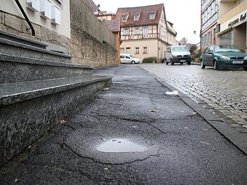 Dieser Gehweg in der Hennebergstraße wird hergerichtet. Das ist Bestandteil eines ersten Paketes, das der Stadtrat beschlossen hat. Ein zweites Paket wird folgen. Thomas Malz