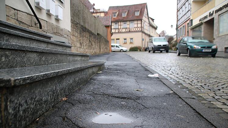 Dieser Gehweg in der Hennebergstraße wird hergerichtet. Das ist Bestandteil eines ersten Paketes, das der Stadtrat beschlossen hat. Ein zweites Paket wird folgen. Thomas Malz