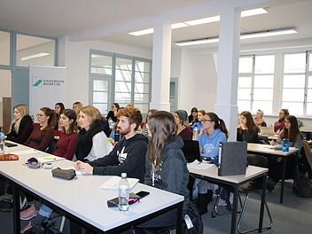 Die Master-Studenten  besuchen ein zweit&auml;giges Blockseminar in Kulmbach, das Teil eines Studiengangs der Universit&auml;t Bayreuth ist. Mirjam Stumpf