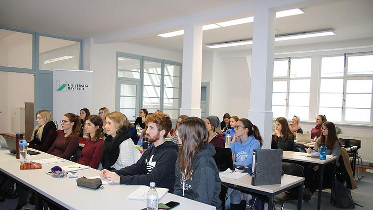 Die Master-Studenten  besuchen ein zweitägiges Blockseminar in Kulmbach, das Teil eines Studiengangs der Universität Bayreuth ist. Mirjam Stumpf