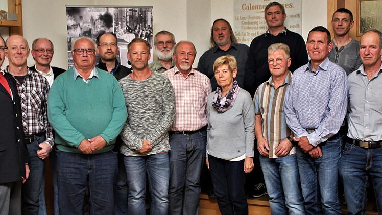 Ehrenamtsleiter Robert Weber (links) dankt allen, die mindestens 100 Mal zur Ader gelassen wurden.