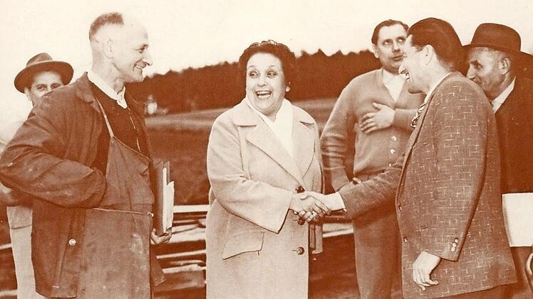 Liesl Kießling sah sich oft auf der Kirchenbaustelle um. Hier wurde sie begrüßt von Bürgermeister Martin Bauer (l.) und Pfarrer Karl Brucker (r.). Im Hintergrund stehen Architekt Fritz Rebhan, Hans Wedel und Maurermeister Lottes (v. l.). Foto: privat
