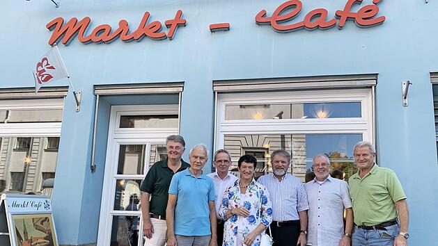 Einen schönen Informationsaustausch über die guten alten Zeiten gab es im Lüneburger Markt-Café zwischen (von links) Heiko Dörbaum, Hubert Meißner, Fritz Bohnhorst, MdL Inge Aures, OB Ulrich Mädge, Hans-Hermann Drenske und Peter Müller. Foto: privat