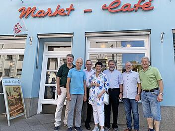 Einen sch&ouml;nen Informationsaustausch &uuml;ber die guten alten Zeiten gab es im L&uuml;neburger Markt-Caf&eacute; zwischen (von links) Heiko D&ouml;rbaum, Hubert Mei&szlig;ner, Fritz Bohnhorst, MdL Inge Aures, OB Ulrich M&auml;dge, Hans-Hermann Drenske und Peter M&uuml;ller. Foto: privat