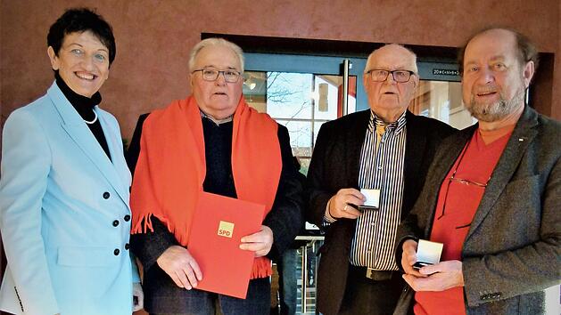 Hohe Ehrungen nahm die SPD-Kreisvorsitzende MdL Inge Aures beim Dreik&ouml;nigstreffen vor. Im Bild (von links) Inge Aures. G&uuml;nter Thormeyer, Rudi Hofmann und Nikolaus Ott  Foto: Werner Rei&szlig;aus