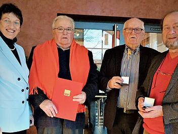 Hohe Ehrungen nahm die SPD-Kreisvorsitzende MdL Inge Aures beim Dreikönigstreffen vor. Im Bild (von links) Inge Aures. Günter Thormeyer, Rudi Hofmann und Nikolaus Ott  Foto: Werner Reißaus
