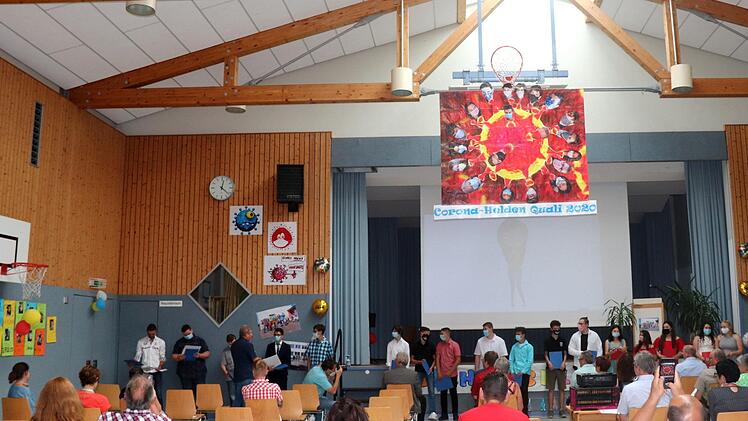 Alle Abschlussschüler vor der Bühne