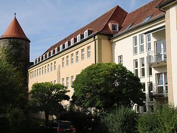 Das Jugendhaus am Dicken Turm grenzt unmittelbar an die Klostergebäude an (rechts). Nun hat die Carl-von-Heß'sche Sozialstiftung  das Jugendhaus gekauft. Es wird für das Betreute Wohnen umgebaut und dient zunächst als Ausweichmöglichkeit bei der Sanierung des Altbaus. Foto: Thomas Malz