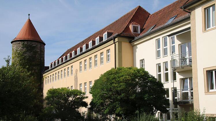 Das Jugendhaus am Dicken Turm grenzt unmittelbar an die Klostergebäude an (rechts). Nun hat die Carl-von-Heß'sche Sozialstiftung  das Jugendhaus gekauft. Es wird für das Betreute Wohnen umgebaut und dient zunächst als Ausweichmöglichkeit bei der Sanierung des Altbaus. Foto: Thomas Malz