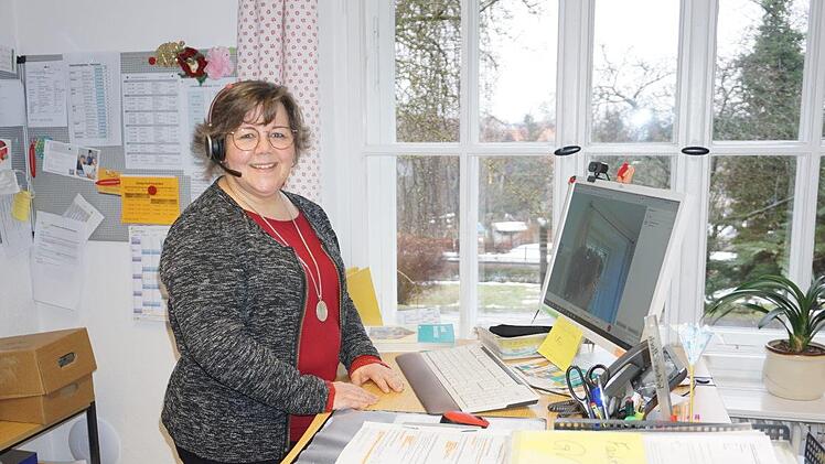 Die Schulleiterin der Bischofsheimer Hauswirtschaftsschule, Christina  Weber-Hoch, unterrichtet aus ihrem Büro heraus per Webcam. Foto: Marion  Eckert
