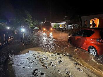 Schwarzenbruck: Rohrbruch setzt Straßenzug unter Wasser - Feuerwehr berichtet