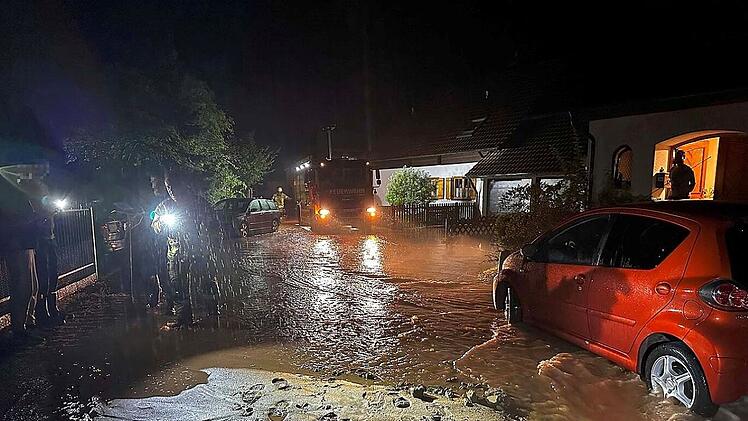 Schwarzenbruck: Rohrbruch setzt Straßenzug unter Wasser - Feuerwehr berichtet