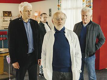 Die Münchener "Tatort"-Kommissare Franz Leitmayr (Udo Wachtveitl, links) und Ivo Batic (Miroslav Nemec, rechts) möchten im "Tatort: Flash" von 2022  die Erinnerung des dementen Zeugen Norbert Prinz (Peter Franke) zurückholen.