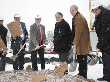 Die erste bewegte Erde, bevor es richtig los geht: Architekt Markus Haindl, Ministerialbeauftragter Joachim Leisgang, Schulleiter Bernd Lohneiß, Landrat Eberhard Irlinger, Bürgermeister Gerald Brehm und Kreisbaumeister Thomas Lux (von links). Fotos: S.Martin