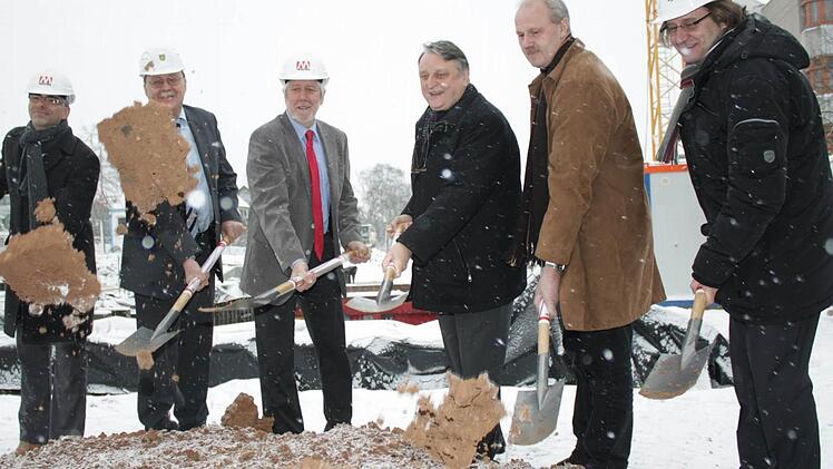 Die erste bewegte Erde, bevor es richtig los geht: Architekt Markus Haindl, Ministerialbeauftragter Joachim Leisgang, Schulleiter Bernd Lohneiß, Landrat Eberhard Irlinger, Bürgermeister Gerald Brehm und Kreisbaumeister Thomas Lux (von links). Fotos: S.Martin