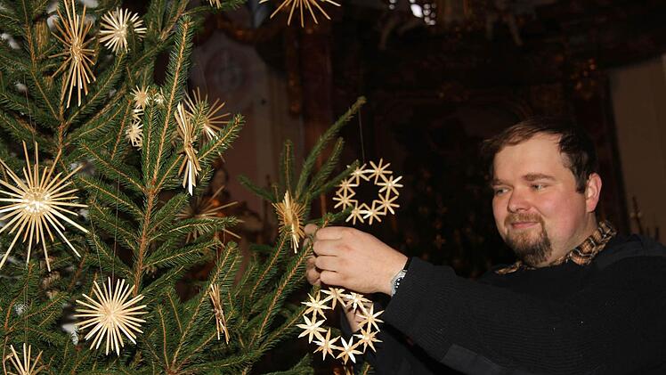 Mesner Andreas Dremer hat mit seiner Schwester die Spansterne selbst gebastelt.