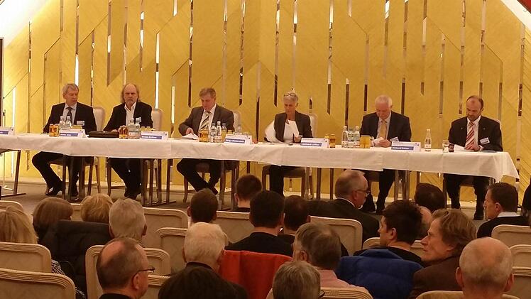 Wer zieht als neuer Chef ins Landratsamt Bamberg ein? Die sechs Landratskandidaten stellten sich am Mittwochabend den Fragen der Redaktion und der Leser.  Foto: Ronald Rinklef
