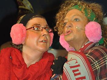 Tratsch am Glühweinstand: Gitti Klöffel (links) und Britta Kaiser. Fotos: Arthur Stollberger