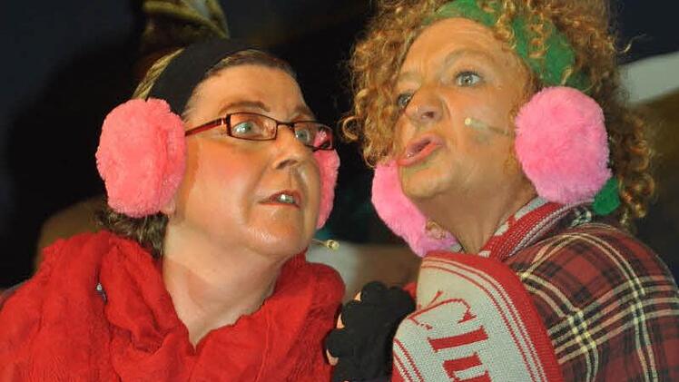 Tratsch am Glühweinstand: Gitti Klöffel (links) und Britta Kaiser. Fotos: Arthur Stollberger