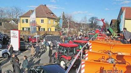 Beim Autohaus Schmitt finden Interessierte eine große Landmaschinen- und Weinbautechnikausstellung.