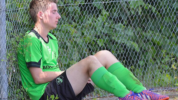 A-Klasse 2: Das darf doch nicht wahr sein: Nach dem Schlusspfiff wurde den Gästen aus Aisch klar, dass der Abstieg in die B-Klasse beschlossene Sache ist. Foto: Picturedreams