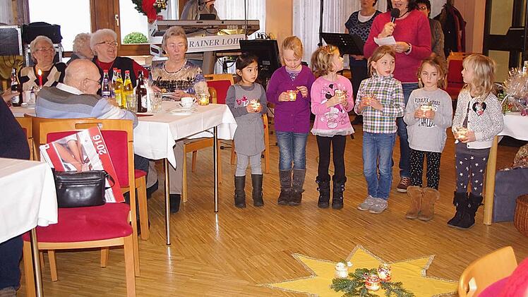 Die Großen des katholischen integrativen Montessori-Kindergartens Dörfles führten einen Lichtertanz auf. Foto: Heike Schülein