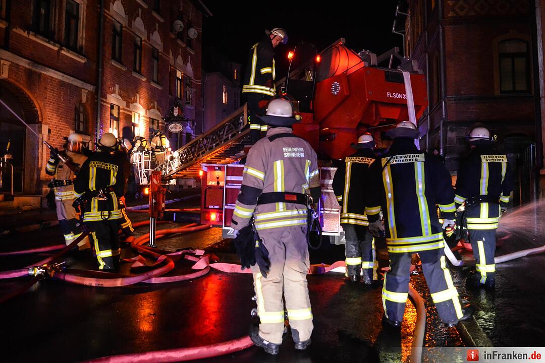 Mehrfamilienhaus in Sonneberg brennt
