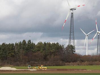 In unmittelbarer Nachbarschaft zu den bestehnden Windrädern werden derzeit die Fundamente für drei neue Anlagen befestigt. Foto: Hans Kurz
