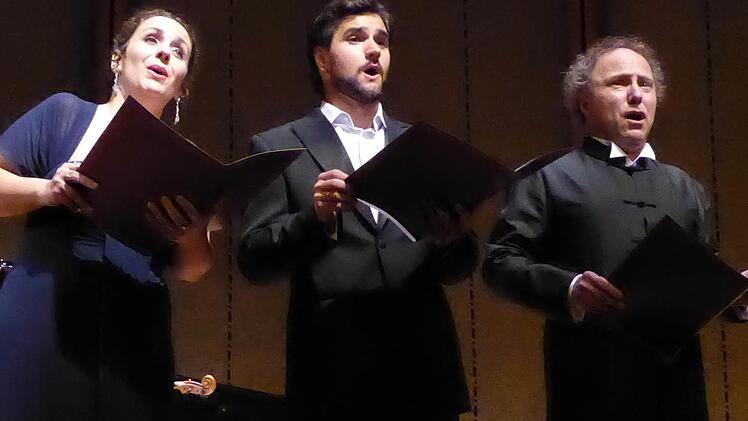 Drei Vertreter des italienischen Fachs: die Sopranistin Ludmilla Bauerfeldt aus Argentinien, der Tenor Pavel Kolgatin aus Russland und der Bassbariton Daniel Kotlinski aus Polen. Foto: Ahnert