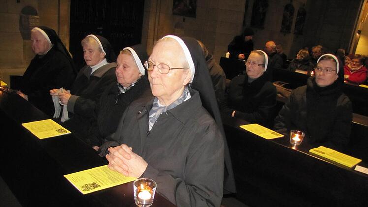 Ordensleute sind in den letzten Jahren im Coburger Alltagsbild selten geworden. Am Donnerstag waren aber viele Männer und Frauen im Ordensstand in die Coburger Pfarrkirche St. Augustin gekommen, um mit Erzbischof Ludwig Schick den "Tag des geweihten Lebens" zu feiern. Foto: Martin Koch