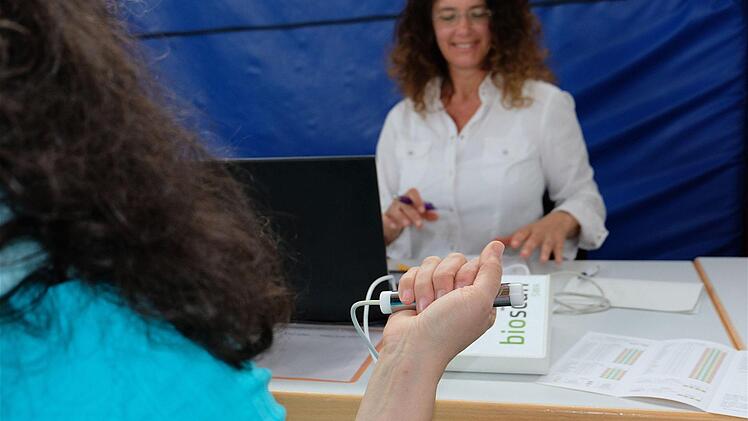 Vielleicht hat der Mensch zu viele Giftstoffe in sich? Hier wird nachgemessen. Foto: Gerd Schaar